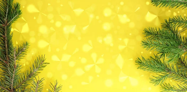 Різдвяні Гілки Ялинки Жовтому Святковому Фоні Декоративні — стокове фото