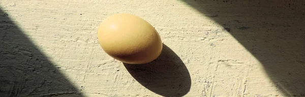 Tahtadaki yumurta, güneş ışığı ve gölge.