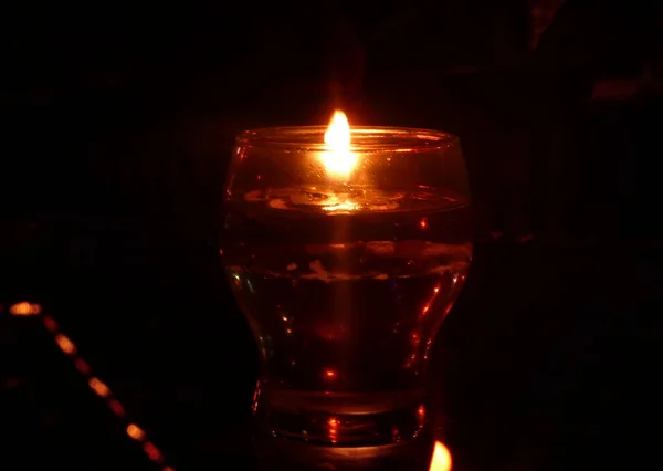 Verschwommene Nachtsicht Licht Schwimmende Kerze Docht Auf Glas — Stockfoto