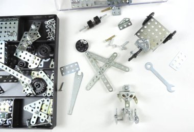      Somun, somun, anahtar, cıvata ve çocuk metalinin parçaları. çocuk metali kiti.     