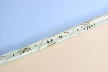 Altın noel desenli beyaz spiral kurdele, altın kar taneleri. Pastel mavi ve bej arkaplan. Davetiye, kağıt. Mesaj için yer. Şablon düzenleme tebrik kartı tasarımı