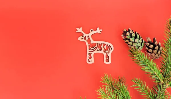 Rami Abete Natale Legno Cervo Coni Sfondo Rosso Buon Natale — Foto Stock