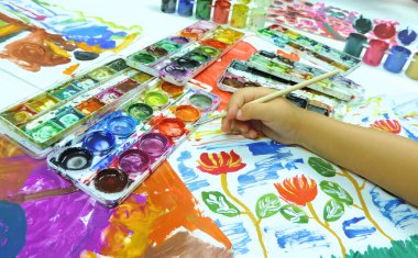   Boyalar, el fırçası, renkli çizimler. Sanatçı resimlerin resmini yapar.        