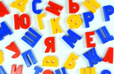 Rus alfabesinin renkli harflerinin arkaplanı kaotik bir sırayla.