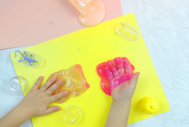 renkli neon sümüksü çocuk sümükleri, çocukluk, eğlence ve insanların konseptiyle oynuyor