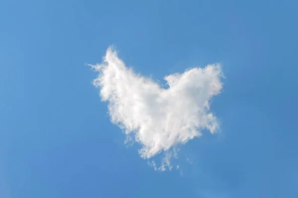 青い空を背景にハート型の雲 — ストック写真