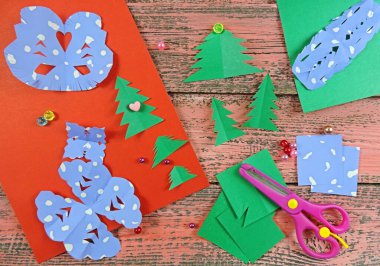   Çocuk Noel tebrik kartları, bayram kağıtları, renkli kar taneleri yaratıyor. Çocuk Sanat Projesi, dikiş, çocuklar için el işi..        