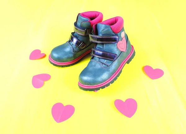 Kızlar sonbahar moda kot, pembe botlar, izole beyaz arka plan
