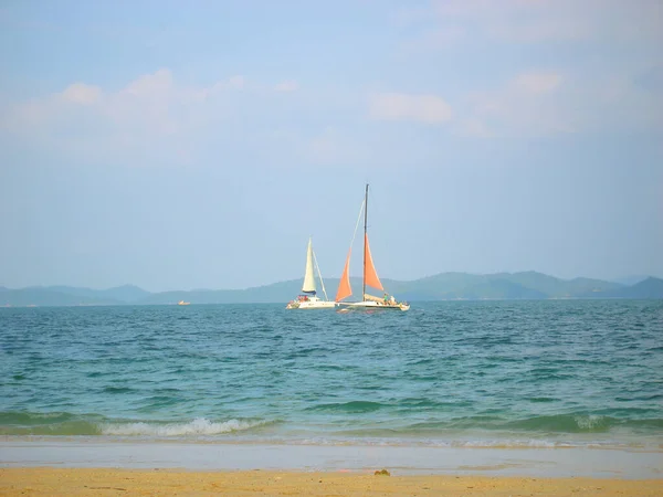 아름다운 풍경에 요트가 바다가 휴가철 여행씬 — 스톡 사진