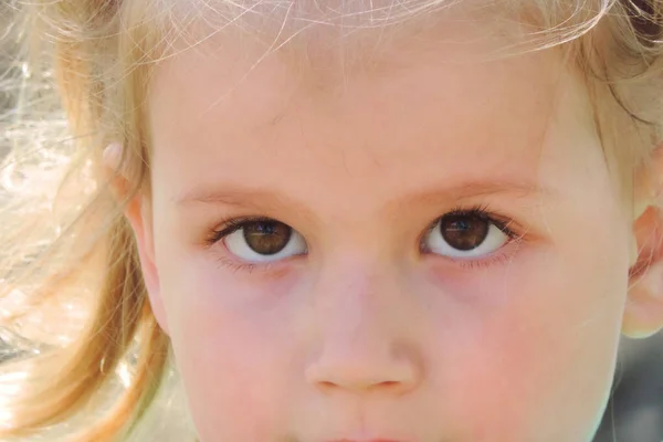 Крупным Планом Глаза Пятилетней Девочки Задумчивым Взглядом — стоковое фото