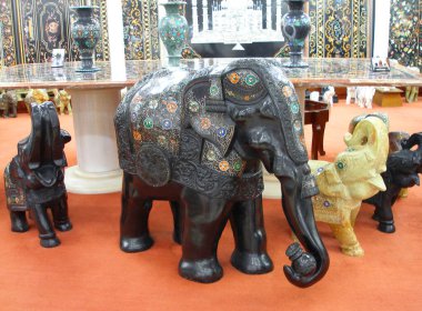 Hindistan 'ın Tac Mahal ve Agra Kalesi yakınlarında mermer taş satan bir turist hediyelik eşya dükkanı, hediyelik eşya dükkanında el yapımı Hint mermer fili sergisi - Agra, Hindistan - 01 / 27 / 2008