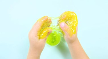 Çocukların elindeki ışıltılı balçık. Çocukların popüler oyuncağı..