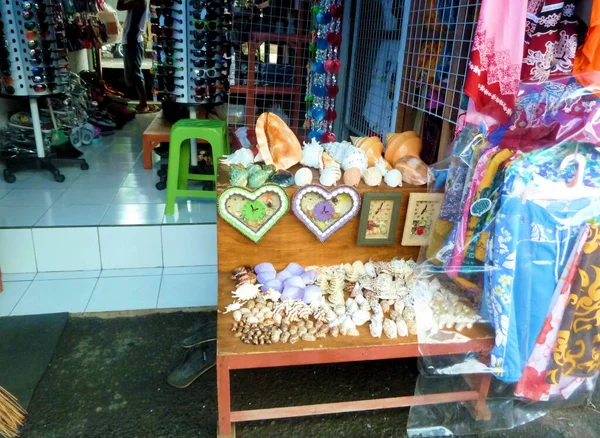 Ubud Street Market, Bali 'deki yerel dükkandan hatıra koleksiyonu