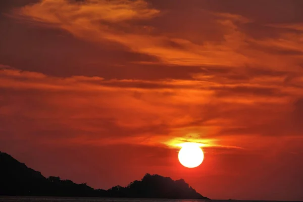 Por Noche Puesta Sol Sol Redondo Grande Brillante Naranja Hermoso — Foto de Stock