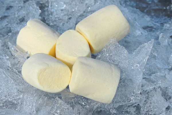 Şekerli buz üzerinde ağız sulandırıcı marshmallow. Krema renginde lokum