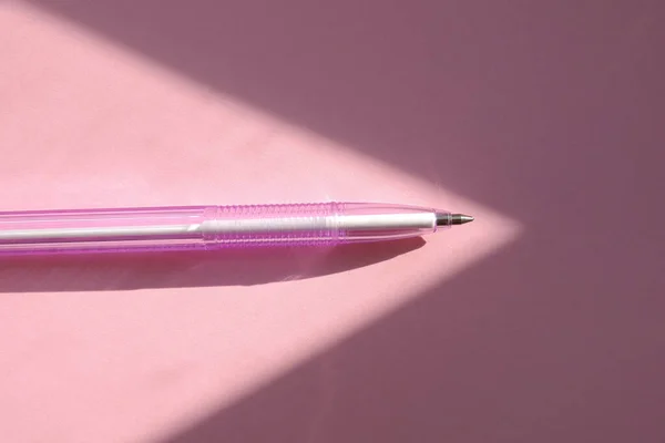 Bolígrafo Rosa Sobre Fondo Rosa Pastel Forma Cono Flujo Luz —  Fotos de Stock