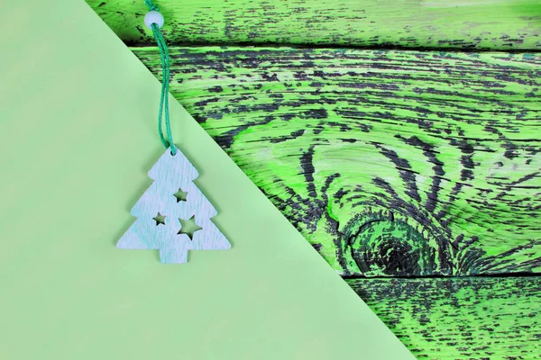 Albero Natale Legno Intagliato Sfondo Verde Bellissimo Sfondo Vacanze Festa — Foto Stock