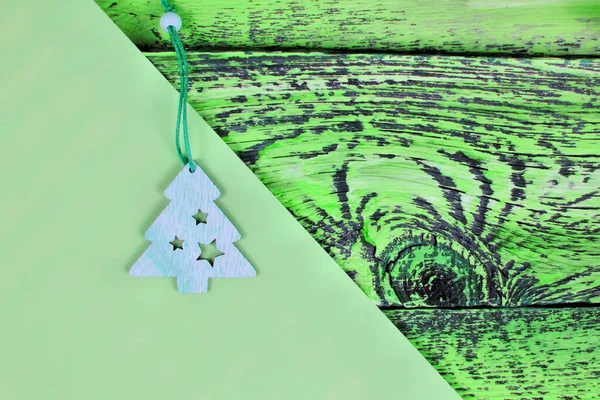  Yeşil arka planda oyulmuş ahşap noel ağacı. Bayram için güzel bir arka plan. kopyalama alanı. minimalist         