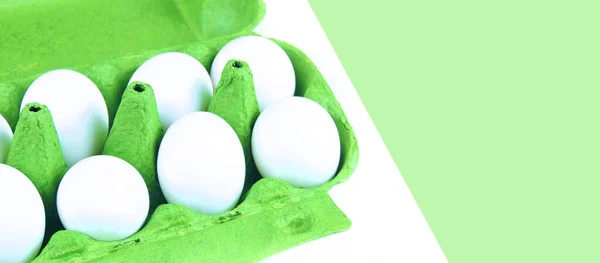 Abre Caixa Ovos Ovos Galinha Uma Caixa Papelão Verde Fundo — Fotografia de Stock