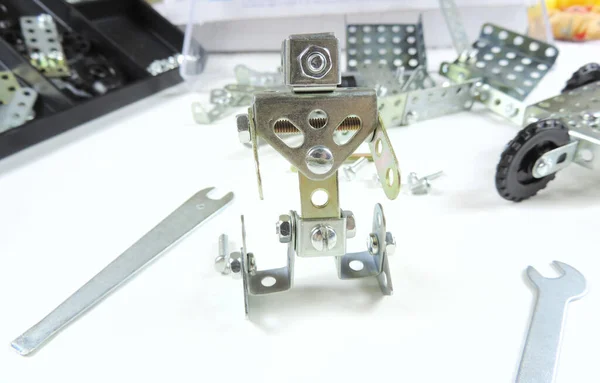 Somun, somun, anahtar, cıvata ve çocuk metalinin parçaları. çocuk metali kiti.          