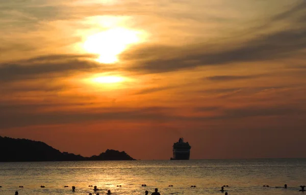 Atardecer Mar Negro Silueta Crucero Transatlántico Distancia — Foto de Stock