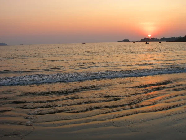 해변의 텍스처 웨이브 해변은 아무도 풍경을 배경으로 새벽이 해돋이 해돋이 — 스톡 사진