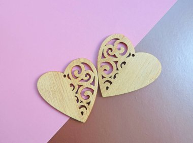 İki tahta kalp iki renk arkaplana güzelce yerleştirilmiş, düz, fotokopi uzayı sevgililer günü konsepti. Romantik arkaplan          