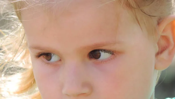 Крупным Планом Глаза Пятилетней Девочки Задумчивым Взглядом — стоковое фото