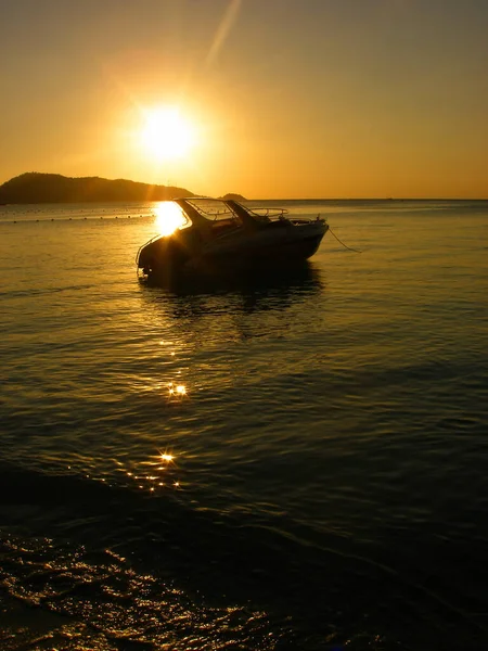 Reflection Single Boat Burning Sky Sunrise Sunset Orange Suface Water — Stock Photo, Image