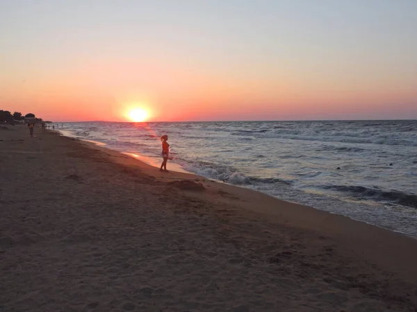 Západ Slunce Azovském Moři Pobřeží Dívka Dálce — Stock fotografie