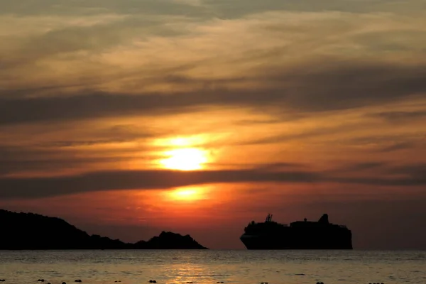 Efecto Borroso Puesta Sol Mar Negro Silueta Crucero Transatlántico Distancia — Foto de Stock