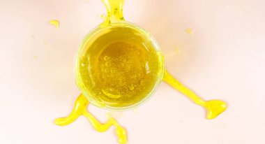 Sarı balçık kutudan akıyor.