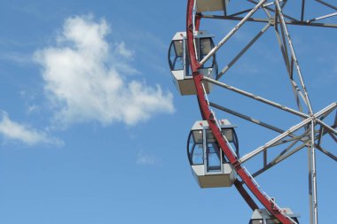 Lunaparktaki dönme dolap.