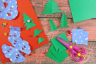 Noel tebrik kartları hazırla. Kağıt bayramı, renkli kar taneleri. Çocuk Sanat Projesi, dikiş, çocuklar için el işi..          