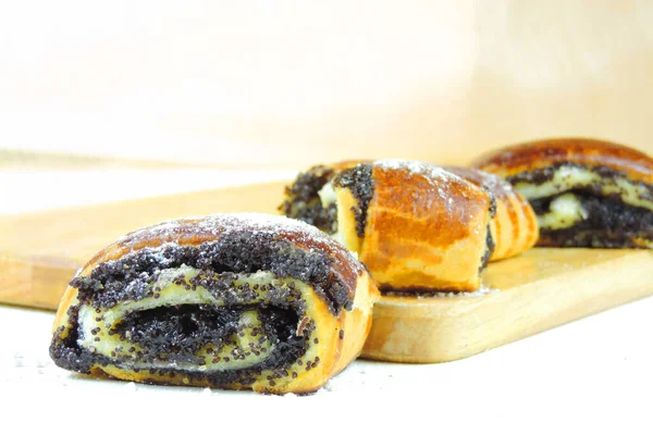 Tahta bir yüzeyde haşhaş tohumu rulosu, yakın çekim, seçici odaklanma