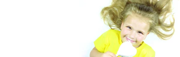 Красавица Девочка Ребенок Ест Лижет Мороженое Виде Сердца Белом Фоне — стоковое фото
