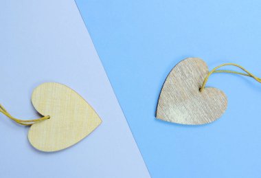 İki ahşap kalp pastel mavi bir zemine güzelce yerleştirilmiş, düz bir zemin, kopyalama alanı.          