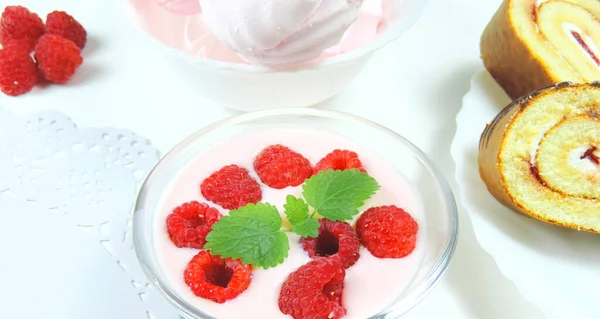 Sweet Desserts Yoghurt Fresh Raspberries Mint Marshmallows Tender Biscuit Cream — Foto de Stock