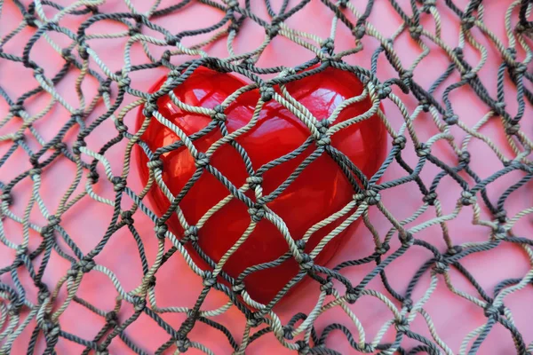 赤いハートがメッシュで覆われています 愛の拒絶 感情の自由な表現の禁止 制約の概念 ロイヤリティフリーのストック写真