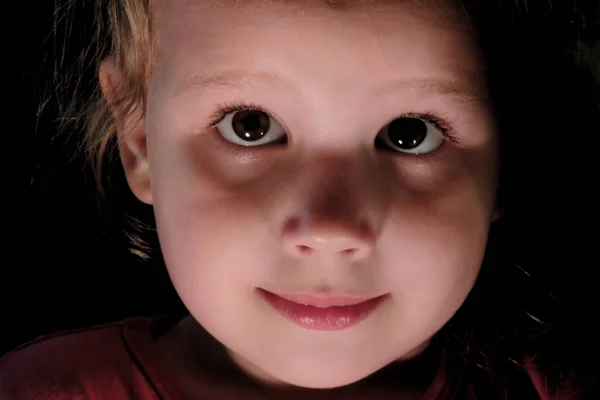 Детское Лицо Крупным Планом Темноте Загадка Концепции Душе Ребенка Мягкий — стоковое фото