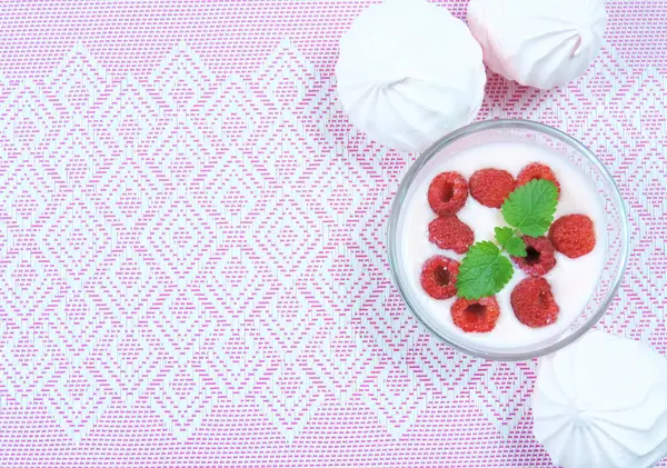 Verse Frambozen Met Munt Yoghurt Marshmallows Desserts Een Patroon Rieten — Stockfoto