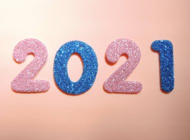 Yeni yıl 2021 konsepti. Gelecek yılın renkli şenlikli sayıları. minimalizm