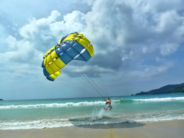 Homem Esportes Parasailing Corre Rapidamente Longo Praia Nas Ondas Salpicos — Fotografia de Stock