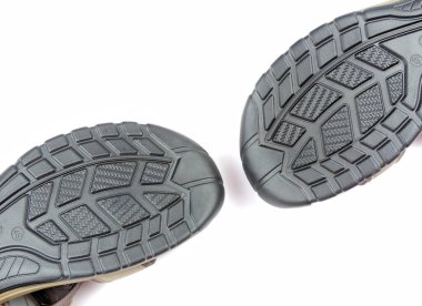 Erkek ayakkabısının tek dokusu yakın plan. Siyah adamın ayakkabısının altı, soyut siyah arkaplan