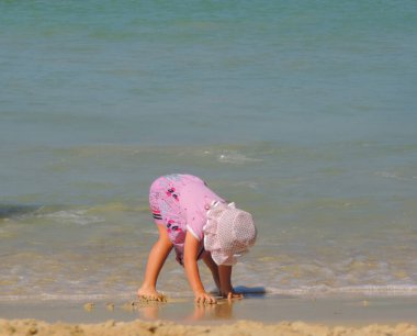      Sahilde oynayan kız çocuğu.     