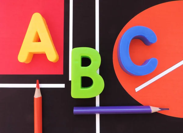ABC harfleri alfabe ve pncils soyut arkaplan ve geometrik çizgiler. Eğitim ve okul konseptine dönüş