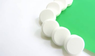 Beyaz-yeşil arka planda vitamin hapları