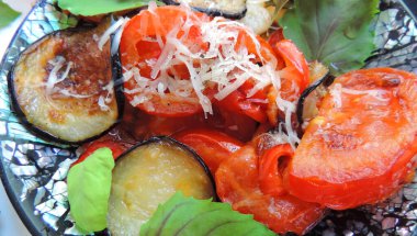 Sotelenmiş patlıcan domates ve dolma biber, peynirli, sarımsaklı ve otlu.