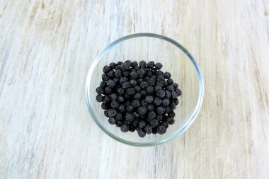  Ahşap bir arka planda Avrupa kara elderberry 'si. (Sambucus zencisi) Meyveli siyah mürver.         