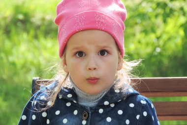 Endişeli, komik ifadeli, anlamlı duyguları olan bir kız çocuğu.